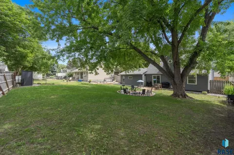 Exterior - 4416 E Oak St, Sioux Falls, SD 57103 photo 11 of 14