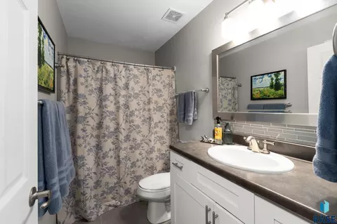 Bath - 4416 E Oak St, Sioux Falls, SD 57103 photo 3 of 5