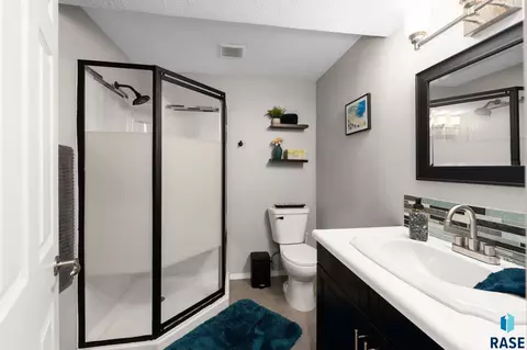 Bath - 4416 E Oak St, Sioux Falls, SD 57103 photo 5 of 5