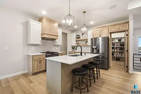 Kitchen - 8032 E Norway Pine Trl, Sioux Falls, SD 57110 photo 2 of 6