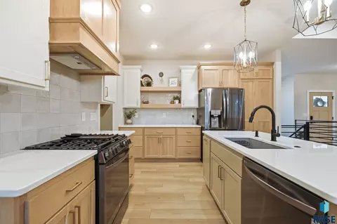 Kitchen - 8032 E Norway Pine Trl, Sioux Falls, SD 57110 photo 4 of 6