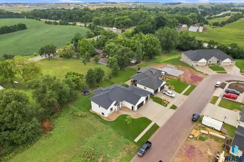 View/Area - 8032 E Norway Pine Trl, Sioux Falls, SD 57110 photo 2 of 5