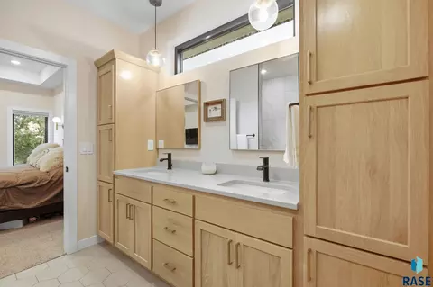 Bath - 8032 E Norway Pine Trl, Sioux Falls, SD 57110 photo 2 of 4