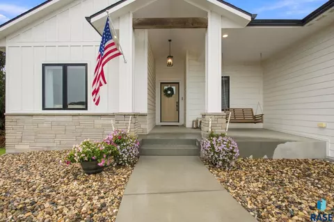 Exterior - 8032 E Norway Pine Trl, Sioux Falls, SD 57110 photo 2 of 9