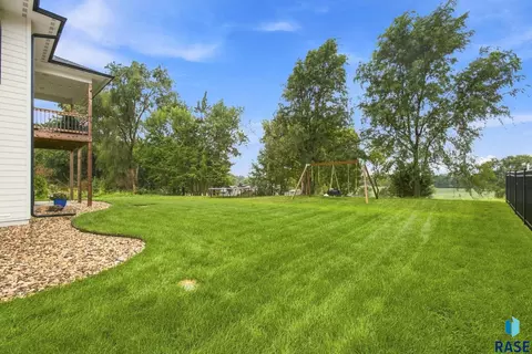 Exterior - 8032 E Norway Pine Trl, Sioux Falls, SD 57110 photo 8 of 9