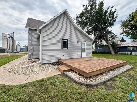 Exterior - 422 E 4th St, Canton, SD 57013 photo 2 of 6
