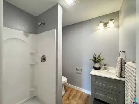 Bath - 422 E 4th St, Canton, SD 57013 photo 2 of 2