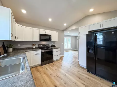 Kitchen - 422 E 4th St, Canton, SD 57013 photo 4 of 4