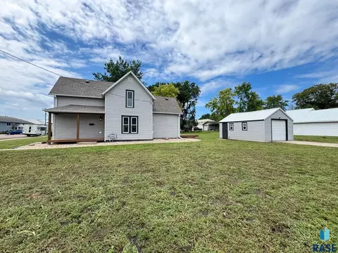 Exterior - 422 E 4th St, Canton, SD 57013 photo 5 of 6