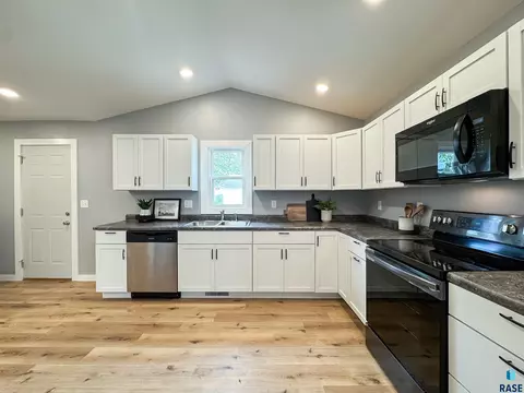Kitchen - 422 E 4th St, Canton, SD 57013 photo 3 of 4
