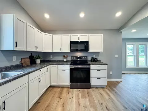 Kitchen - 422 E 4th St, Canton, SD 57013 photo 2 of 4