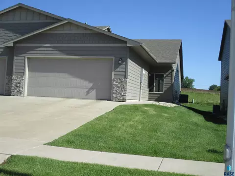 Exterior - 7426 E 45 St, Sioux Falls, SD 57110 photo 2 of 2
