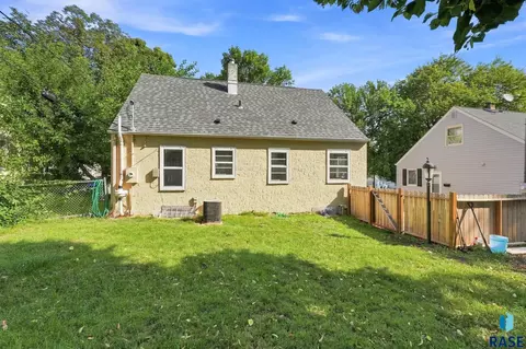 Exterior - 1509 E 25th St, Sioux Falls, SD 57105 photo 2 of 4