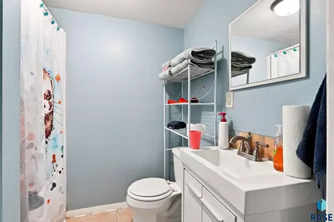 Bath - 1509 E 25th St, Sioux Falls, SD 57105 photo 2 of 2