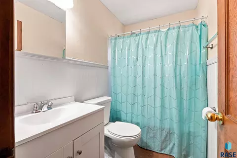 Bath - 1509 E 25th St, Sioux Falls, SD 57105 photo 1 of 2