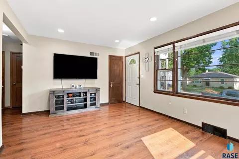 Living - 1509 E 25th St, Sioux Falls, SD 57105 photo 2 of 3