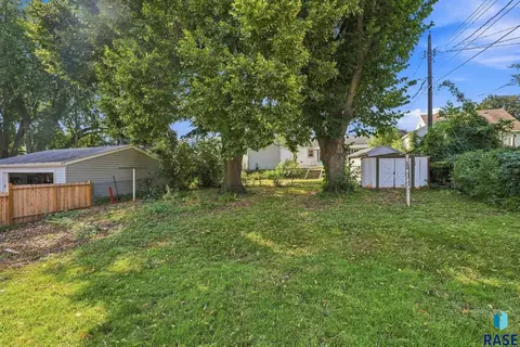 Exterior - 1509 E 25th St, Sioux Falls, SD 57105 photo 3 of 4