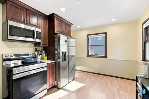 Kitchen - 1509 E 25th St, Sioux Falls, SD 57105 photo 2 of 3