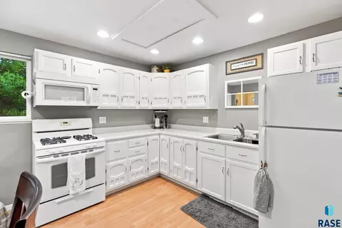 Kitchen - 3000 E 21st St, Sioux Falls, SD 57103 photo 3 of 3
