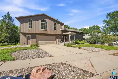 Exterior - 2000 E Tracy Ln, Sioux Falls, SD 57103 photo 9 of 9