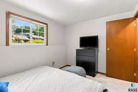Bedroom - 2000 E Tracy Ln, Sioux Falls, SD 57103 photo 7 of 7