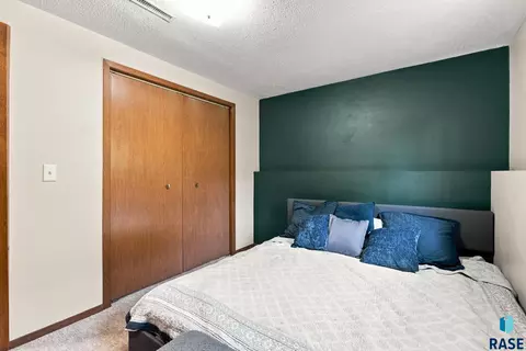Bedroom - 2000 E Tracy Ln, Sioux Falls, SD 57103 photo 6 of 7