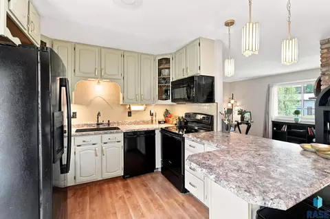 Kitchen - 2000 E Tracy Ln, Sioux Falls, SD 57103 photo 2 of 2