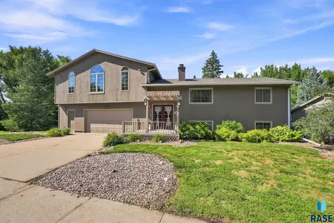 Exterior - 2000 E Tracy Ln, Sioux Falls, SD 57103 photo 8 of 9