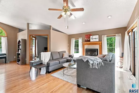 Living - 2000 E Tracy Ln, Sioux Falls, SD 57103 photo 2 of 6