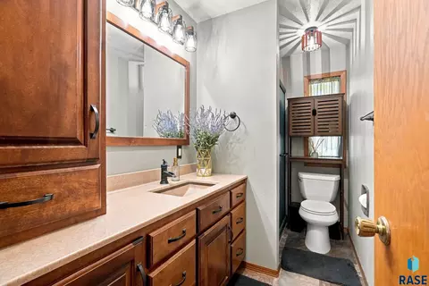 Bath - 2000 E Tracy Ln, Sioux Falls, SD 57103 photo 2 of 3