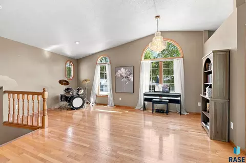 Living - 2000 E Tracy Ln, Sioux Falls, SD 57103 photo 5 of 6