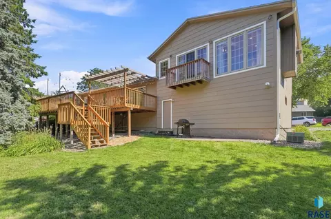 Exterior - 2000 E Tracy Ln, Sioux Falls, SD 57103 photo 4 of 9