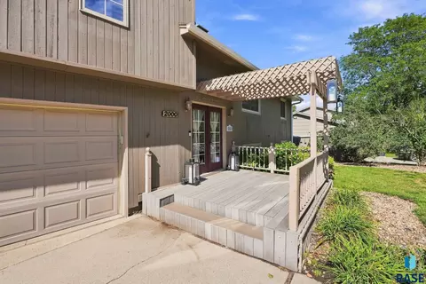 Exterior - 2000 E Tracy Ln, Sioux Falls, SD 57103 photo 2 of 9