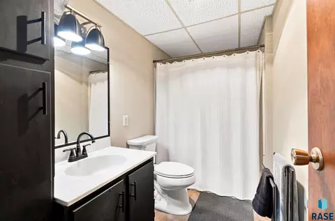 Bath - 2000 E Tracy Ln, Sioux Falls, SD 57103 photo 3 of 3