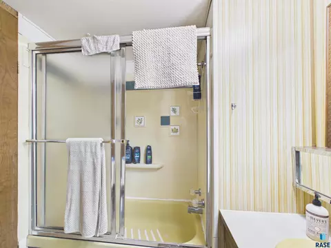 Bath - 23318 421st Ave, Fedora, SD 57337 photo 3 of 3