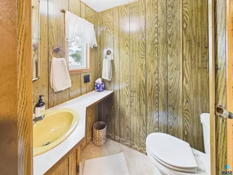 Bath - 23318 421st Ave, Fedora, SD 57337 photo 1 of 3