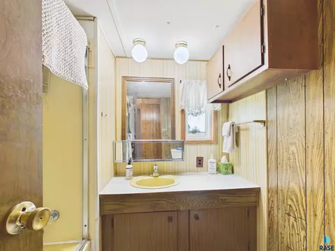 Bath - 23318 421st Ave, Fedora, SD 57337 photo 2 of 3
