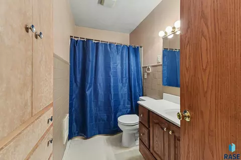 Bath - 1021 4th St, Garretson, SD 57030 photo 1 of 1