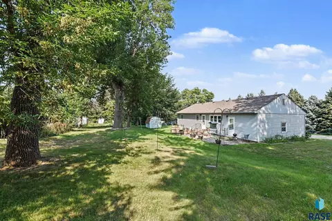 Exterior - 1021 4th St, Garretson, SD 57030 photo 1 of 2