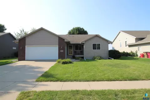 1933 E 63rd St, Sioux Falls, SD 57108