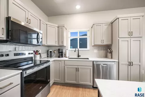 Kitchen - 5301 E Lumin St, Sioux Falls, SD 57108 photo 3 of 3