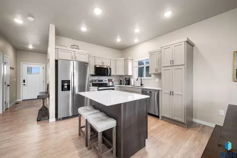 Kitchen - 5301 E Lumin St, Sioux Falls, SD 57108 photo 2 of 3