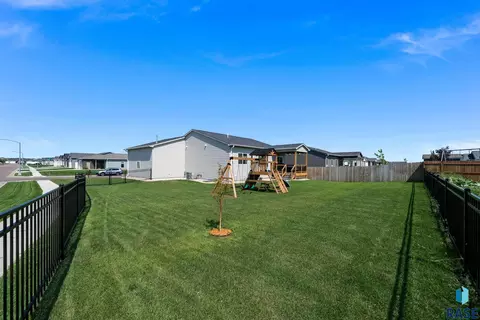 Exterior - 5301 E Lumin St, Sioux Falls, SD 57108 photo 8 of 10