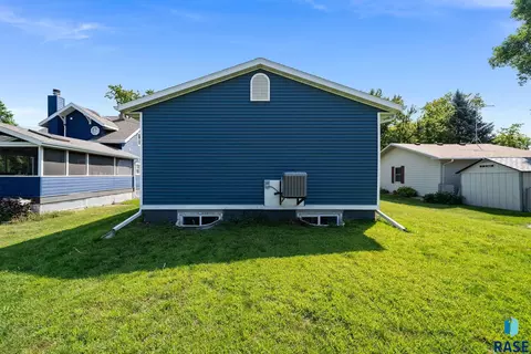 Exterior - 403 S 3rd St, Beresford, SD 57004 photo 5 of 9
