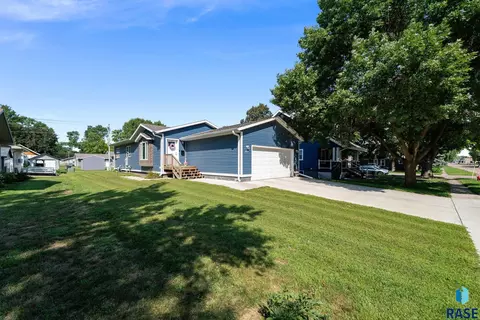 Exterior - 403 S 3rd St, Beresford, SD 57004 photo 3 of 9