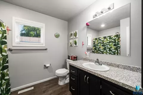 Bath - 403 S 3rd St, Beresford, SD 57004 photo 1 of 4