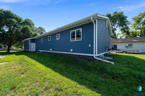 Exterior - 403 S 3rd St, Beresford, SD 57004 photo 4 of 9