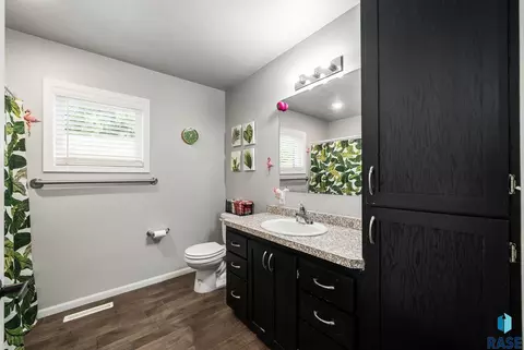 Bath - 403 S 3rd St, Beresford, SD 57004 photo 2 of 4