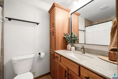 Bath - 1005 N Cole Ave, Tea, SD 57064 photo 1 of 4