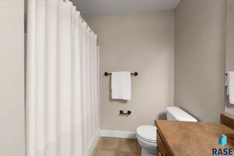 Bath - 2303 E Beacon Pl #2, Sioux Falls, SD 57103 photo 2 of 8